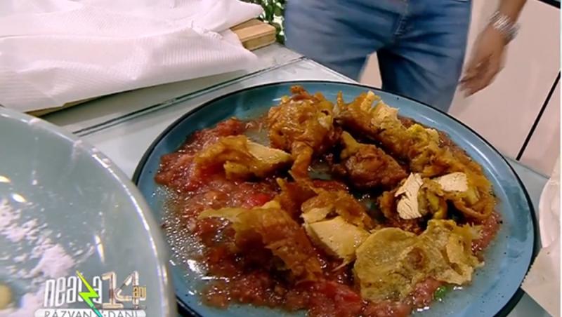 Puiul în tempura este delicios servit cu un sos de usturoi cu roșii proaspete