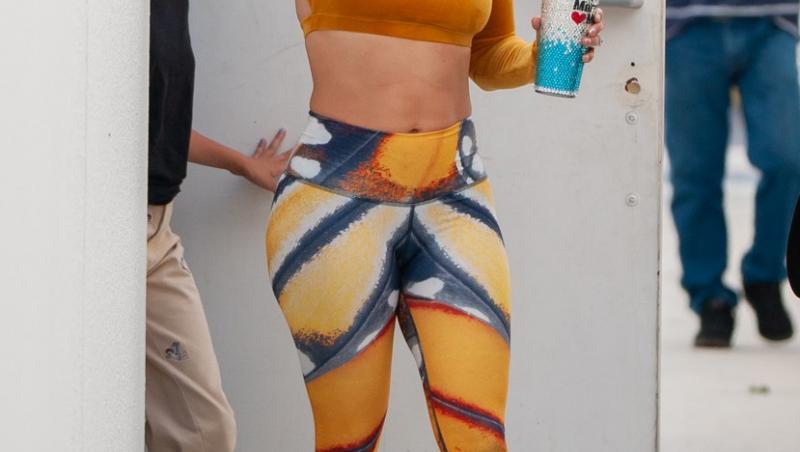 Jennifer Lopez, decolteul abisal care a atras atenția fotografilor pe covorul roșu la premiile MTV. Ce detaliu au observat