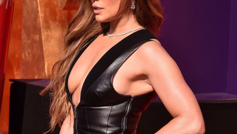 Jennifer Lopez, decolteul abisal care a atras atenția fotografilor pe covorul roșu la premiile MTV. Ce detaliu au observat