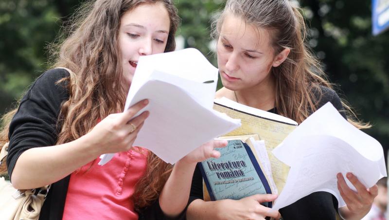 colaj de fotografii cu elevi de liceu care susțin examenul de bac 2022 probele orale la limba si literatura romana