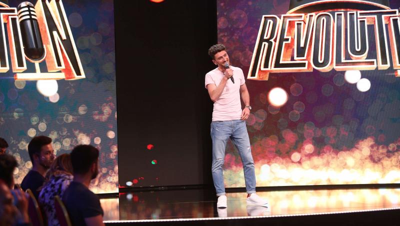 Stand-up Revolution sezonul 1, 3 iulie 2022. Mahmoud Chaher, sirianul cu glume despre viața în România.„Am dat-o din râs în plâns”