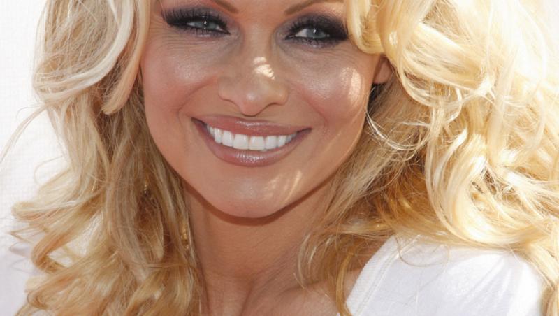 Pamela Anderson nu încetează să uimească prin frumusețe chiar și la 55 de ani. Blonda din 