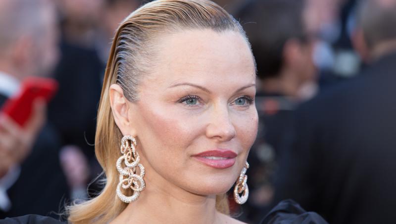 Pamela Anderson nu încetează să uimească prin frumusețe chiar și la 55 de ani. Blonda din 