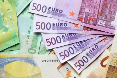 Euro a coborât la cel mai redus nivel din ultimii 20 de ani. Cât valorează în prezent