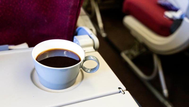 De ce nu trebuie să bei cafea sau ceai când te afli în avion. O stewardesă a dezvăluit ce se întâmplă