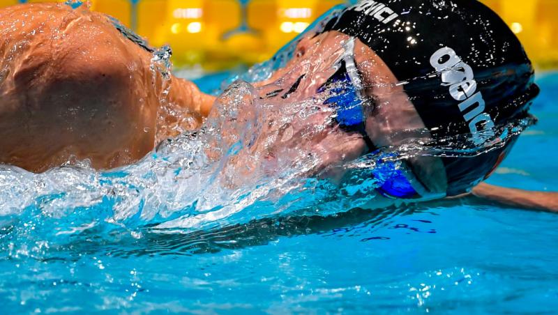 David Popovici e dublu campion mondial la natație, dar merge cu metroul. Imaginea anului cu băiatul de aur al sportului românesc