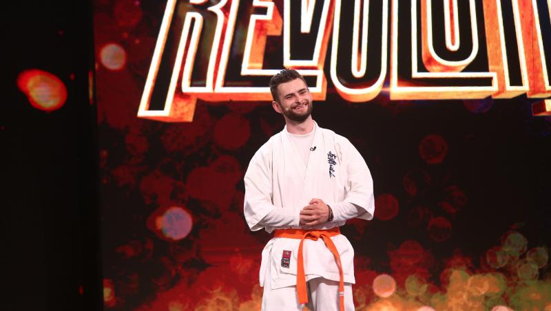 Stand-up Revolution sezonul 1, 16 iulie 2022. Chris Ryan, glumele despre arte marțiale, care nu i-au adus niciun loc în echipe