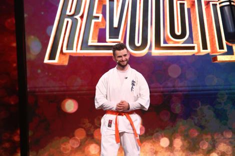 Stand-up Revolution sezonul 1, 16 iulie 2022. Chris Ryan, glumele despre arte marțiale, care nu i-au adus niciun loc în echipe