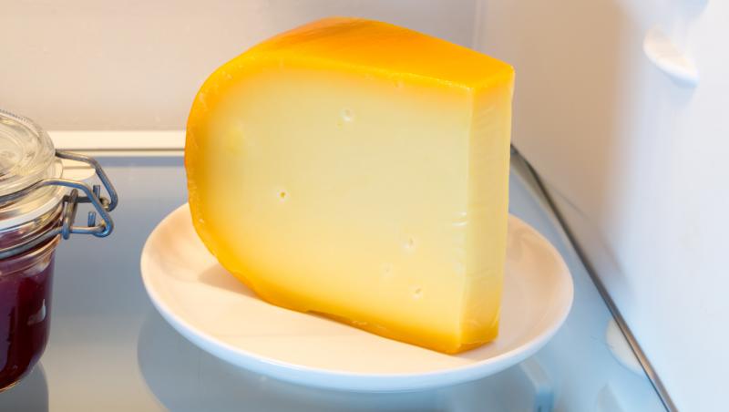 Cum să păstrezi pe timp de vară brânza mai mult timp în frigider, fără să se altereze și fără să se facă ca o gumă tare