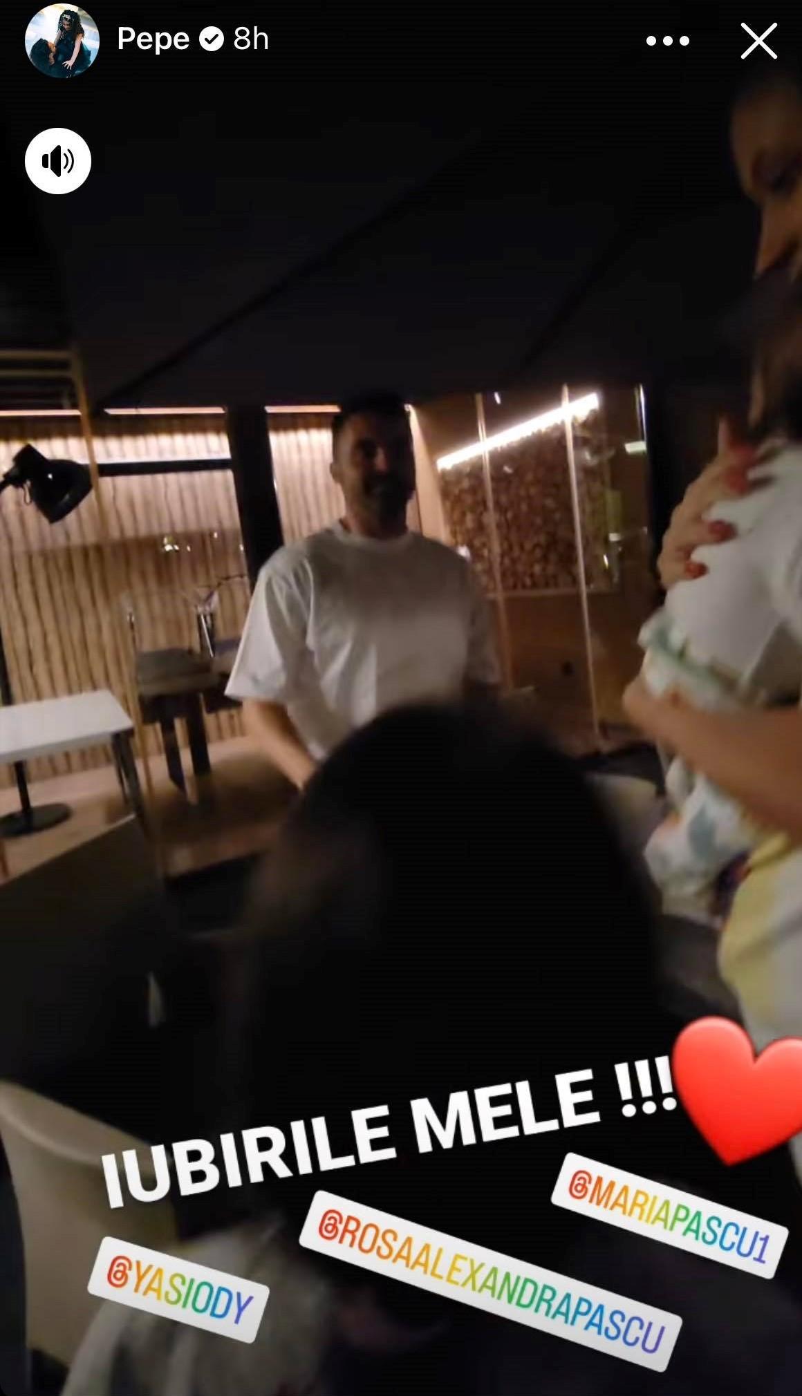 Pepe în tricou alb alături de familia sa