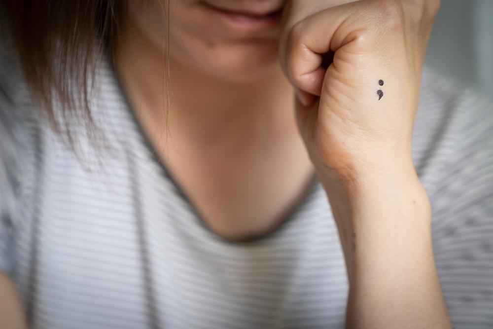 imagine cu o femeie cu tatuaj cu punct si virgula