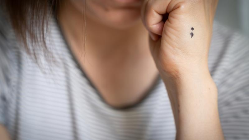 imagine cu o femeie cu tatuaj cu punct si virgula