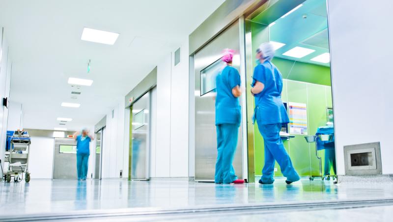 O asistentă medicală este criticată pentru că ar purta ținute prea indecente la spital. Cum arată tânăra, de fapt