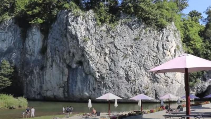 Plaja secretă din România care arată ca în Thailanda. E sălbatică și la poalele unui munte, ascunsă de ochii curioșilor
