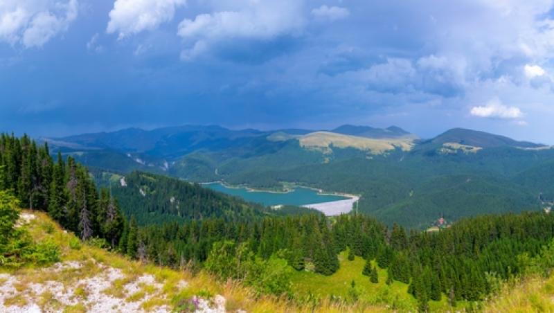 Lacul din România care ascunde o comoară pe fundul său. Leacul vândut la metru cub e sănătate curată pentru bolnavi