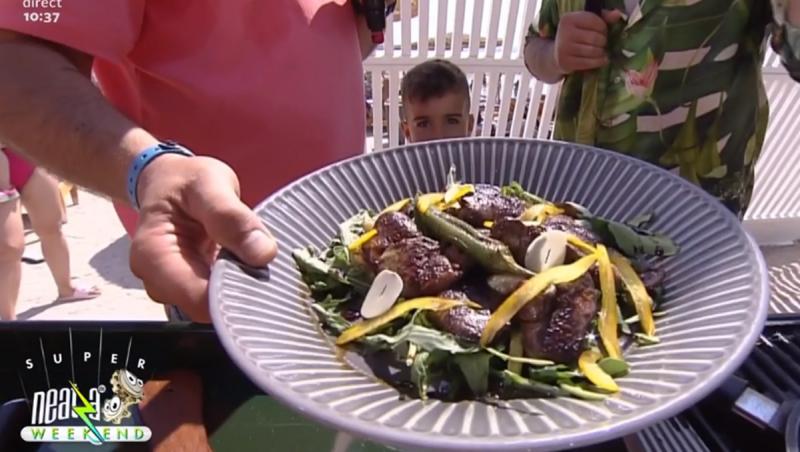 Salată rucola cu dovlecei și ficăței la grătar este o salată simplă, de vară