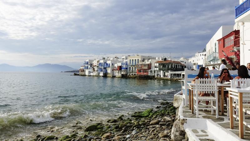Cât costă o vacanță în Mykonos, insula preferată a vedetelor. Suma record pe care trebuie să o plătești ca să petreci ca bogații