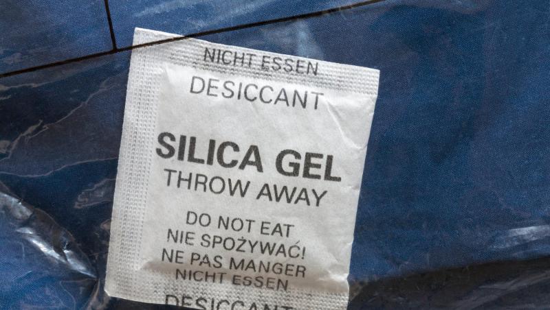 Ce este silica gel și la ce se folosește, de fapt. Nu vei mai arunca niciodată punguțele albe