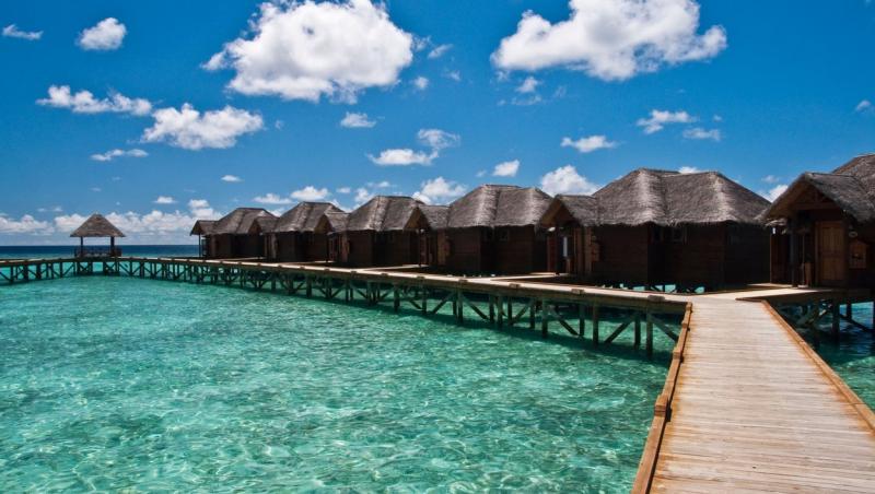 Stațiunea din Grecia în care te simți ca în Maldive. Să închiriezi un bungalow e mai ieftin decât un weekend pe litoralul românesc