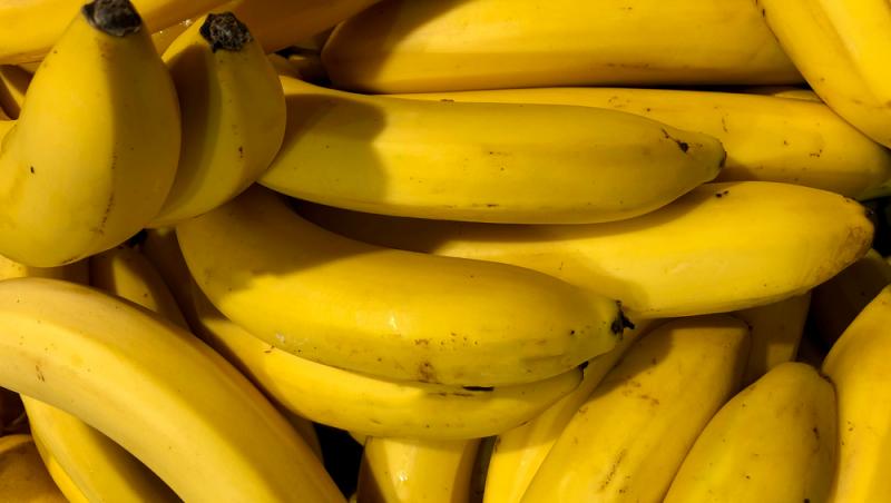 O femeie a cumpărat banane și a descoperit că au miezul negru roșiatic. Ce sunt „venele” din interior și ce trebuie să faci