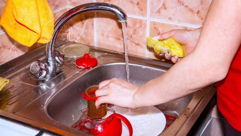 Un specialist a explicat ce se întâmplă dacă speli vasele cu un burete