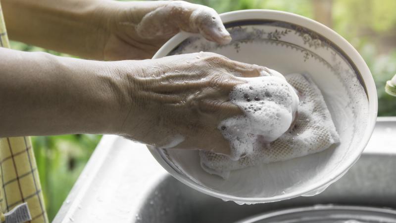De ce nu e bine să folosești un burete ca să speli vasele! Obiceiul la care vei renunța imediat. Ce alternativă poți alege