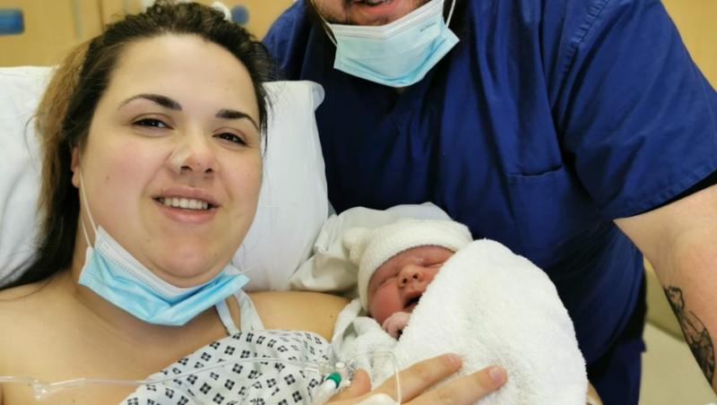 O femeie a dat naștere unui copil de 5,6 kilograme, iar medicii au avut nevoie de întăriri la cezariană. Cum a arătat bebelușul