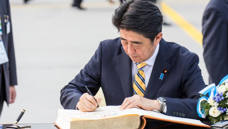 Cine e și în ce controverse politice a fost implicat Shinzo Abe, fostul premier japonez împușcat mortal la un eveniment electoral