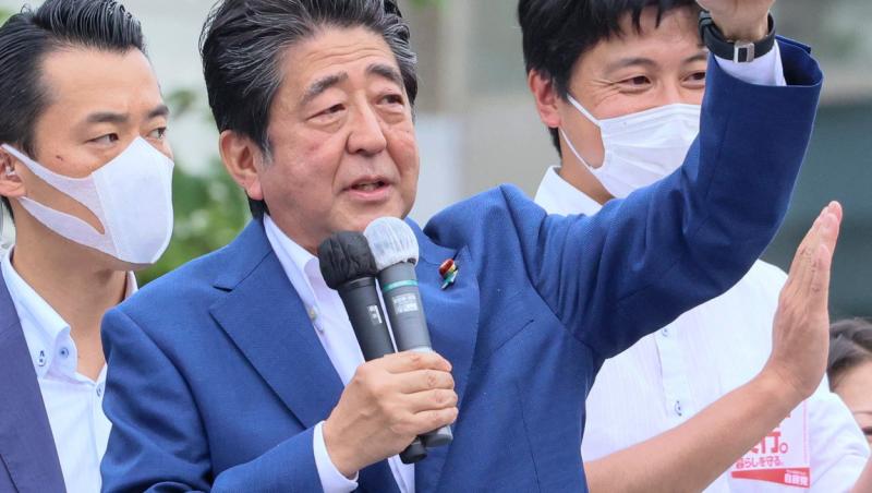Cine e și în ce controverse politice a fost implicat Shinzo Abe, fostul premier japonez împușcat mortal la un eveniment electoral
