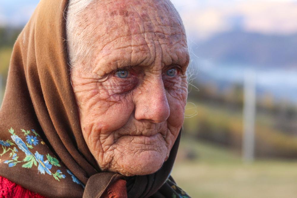 femeie bartana care se roaga in postul adormirii maicii domnului