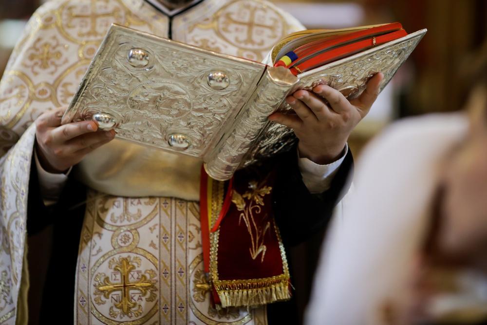 preot care se face rugaciuni in postula dormirii maicii domnului