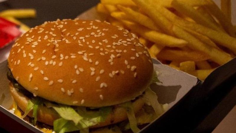 Amendă usturătoare pentru un pasager care a fost prins în aeroport cu 2 burgeri. Ce se afla în ei: „E cea mai scumpă masă”
