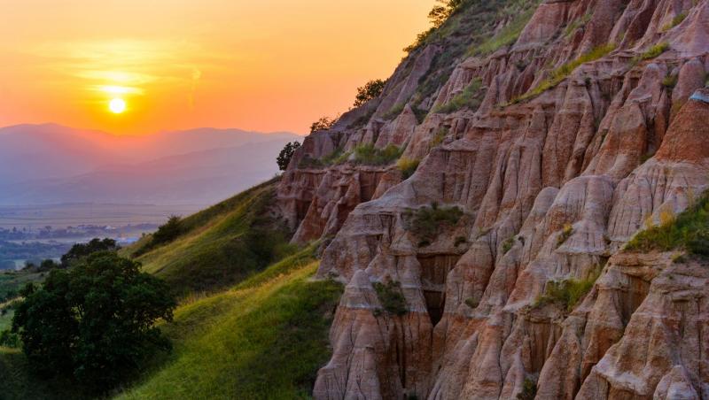 „Micul Canion din România” unde te simți ca în Colorado. Tărâmul fermecat ce ascunde povești cu dinozauri, balauri și hoți