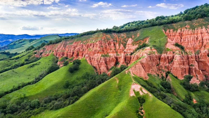 „Micul Canion din România” unde te simți ca în Colorado. Tărâmul fermecat ce ascunde povești cu dinozauri, balauri și hoți