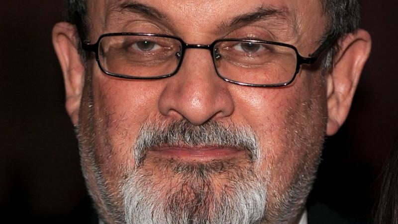 Salman Rushdie, atacat violent în timpul unui eveniment. Îşi va pierde, cel mai probabil, un ochi după ce a fost înjunghiat