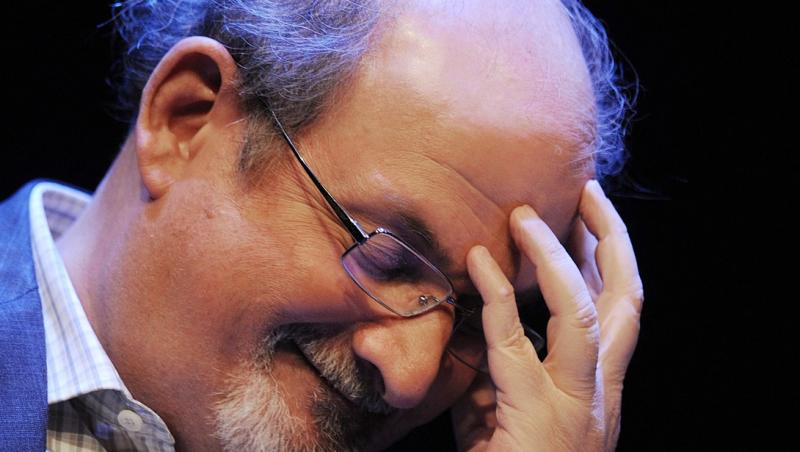 Salman Rushdie, atacat violent în timpul unui eveniment. Îşi va pierde, cel mai probabil, un ochi după ce a fost înjunghiat
