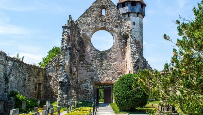 Mănăstirea unică în România, care datează din Evul Mediu. Lăcașul de cult a inspirat un celebru film de groază. Ce spune legenda