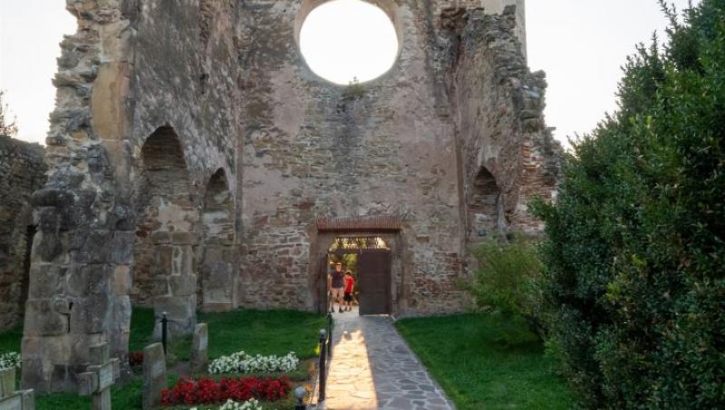 Mănăstirea unică în România, care datează din Evul Mediu. Lăcașul de cult a inspirat un celebru film de groază. Ce spune legenda