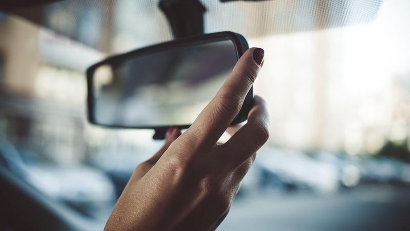 Iluzie optică virală. O femeie s-a uitat în oglinda retrovizoare ca să vadă ce face câinele său, dar a râs cu lacrimi