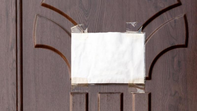 Când a văzut ce bilet i-a lăsat vecinul la ușa, un bărbat a rămas mască. Ce a putut acesta să-i scrie