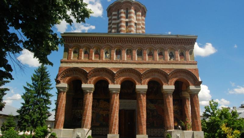 Cum arată mănăstirea cu trei altare, unică în România, unde se săvârșesc minuni. Se află la 20 de km de București