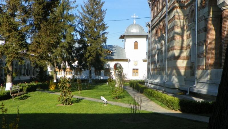Cum arată mănăstirea cu trei altare, unică în România, unde se săvârșesc minuni. Se află la 20 de km de București