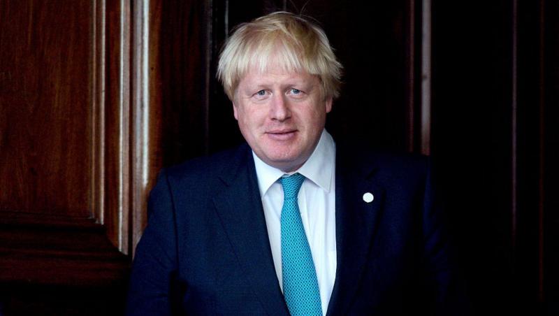 Boris Johnson surprins la bustul gol, alături de soția tinerică. Imaginile pe care premierul demsionar și le-ar dori șterse