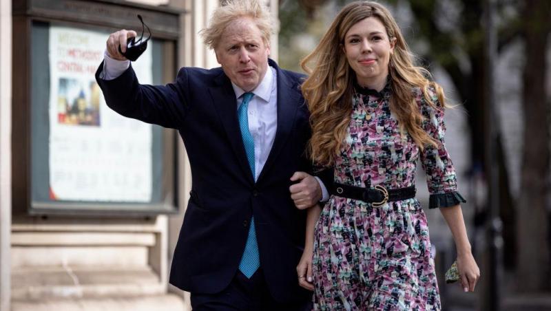 Boris Johnson surprins la bustul gol, alături de soția tinerică. Imaginile pe care premierul demsionar și le-ar dori șterse