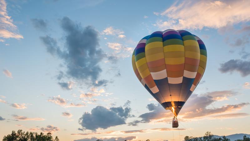 Baloane cu aer cald pe cerul Capitalei. Bucureștenii au ocazia să participe la un festival care aduce plimbări la înălțime