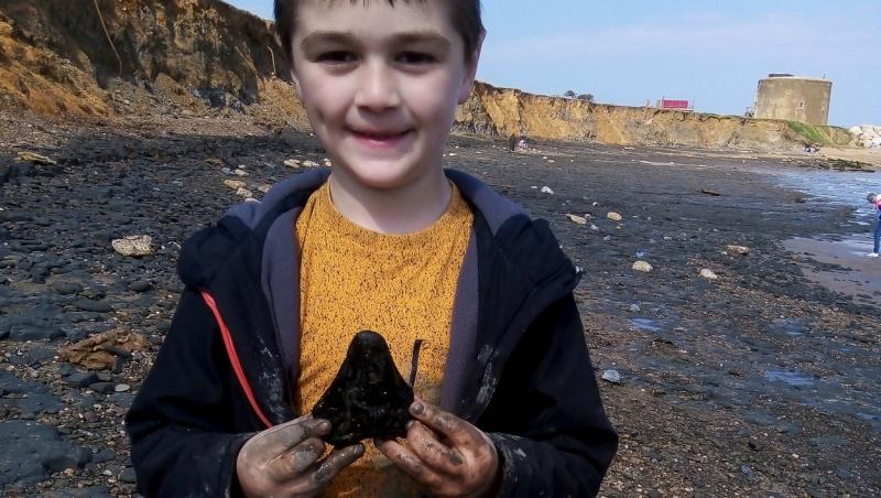 Un copil a descoperit o piatră bizară pe o plajă. Peste ce „comoară” a dat, de fapt