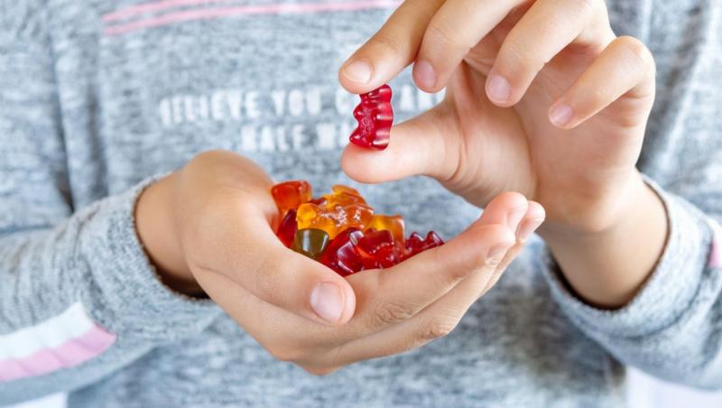 O fetiță mânca jeleuri atunci când a dat peste ceva periculos. Ce a descoperit mama copilei în cutie, de fapt