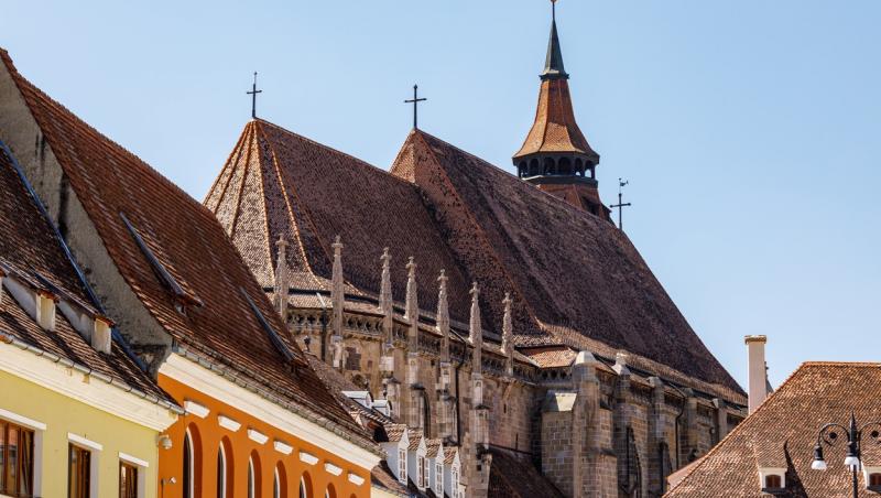 Detaliul despre Biserica Neagră din Brașov pe care nici brașovenii nu îl cunosc. De ce pe acoperiș exista statuia unui băiețel