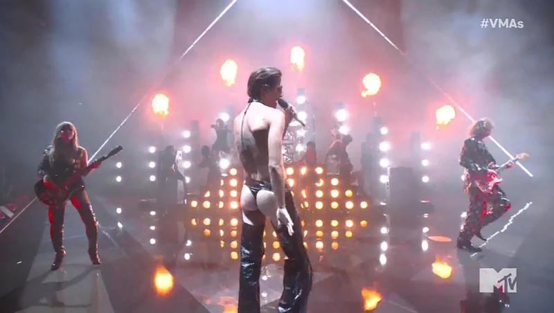 Damiano David, apariție total neașteptată la MTV VMA 2022. Pantalonii de piele, aparent obișnuiți, au lăsat totul la vedere