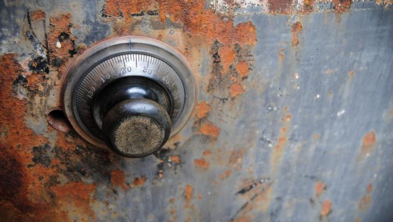 O tânără a cumpărat o casă fără s-o viziteze înainte și a găsit un seif vechi în ea. Ce descoperire a făcut când l-a deschis